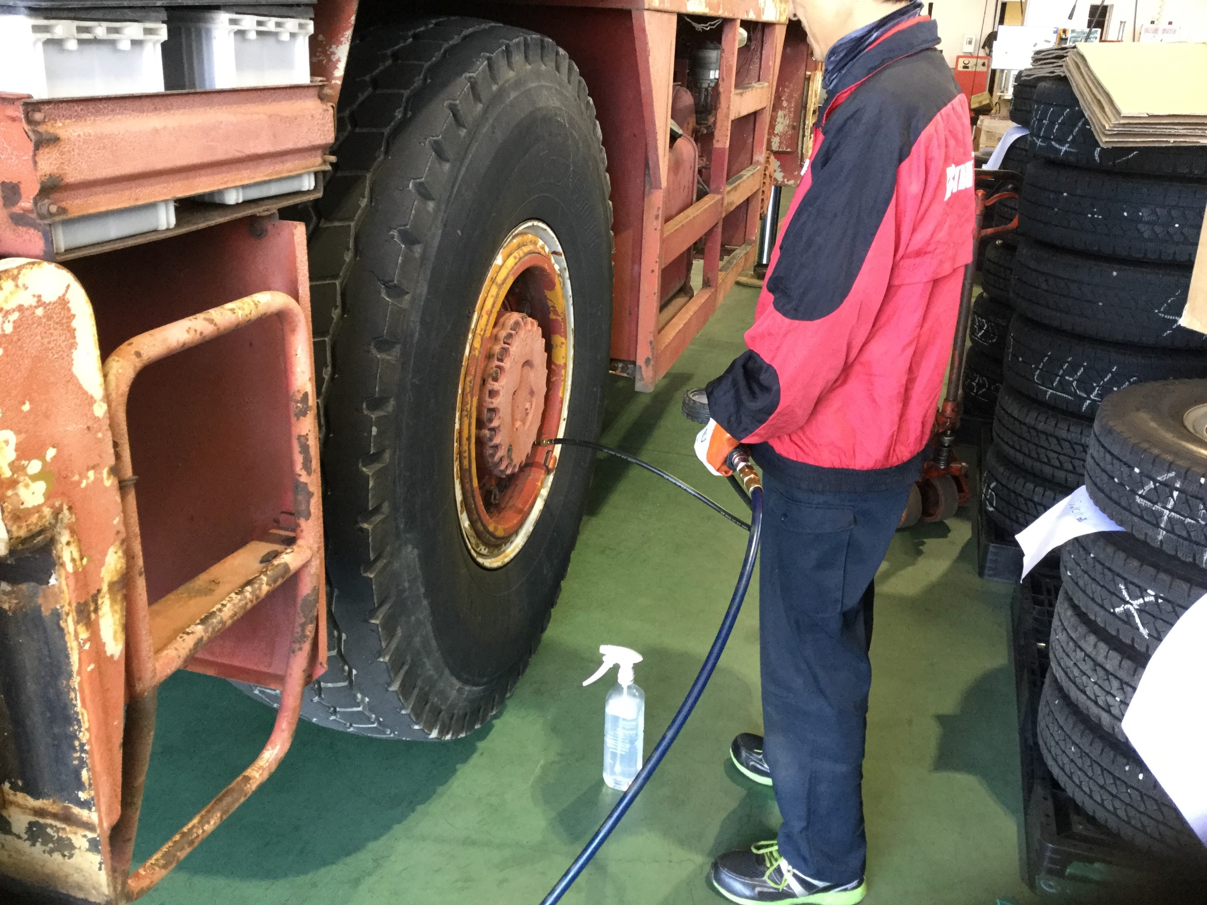 クレーン車のタイヤ点検作業 スタッフ日記 ミスタータイヤマン 長野東店 長野県のタイヤ カー用品ショップ ブリヂストンのタイヤ専門店