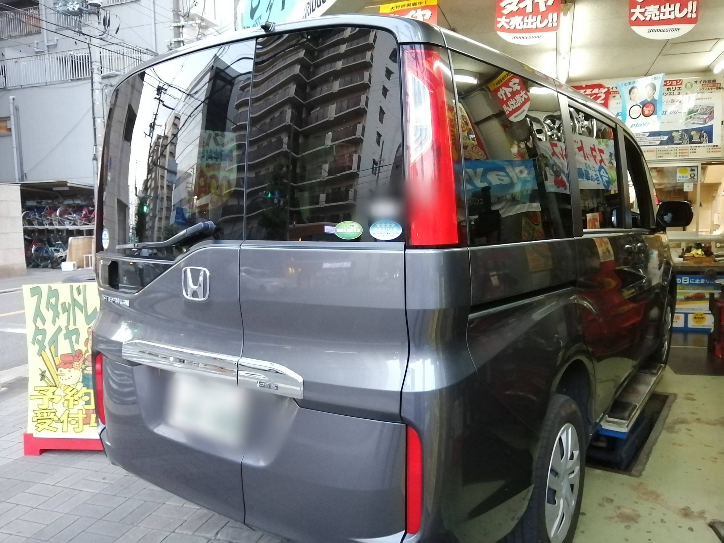 ホンダ ステップワゴン タイヤ交換 W ホンダ ステップワゴン タイヤ スタッフ日記 ミスタータイヤマン ホリエ 大阪府 和歌山県のタイヤ カー用品ショップ ブリヂストンのタイヤ専門店 ミスタータイヤマン