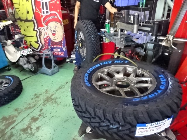 JB64ジムニーに225/75R16・ハイラックスにトノカバーの塗装・エッセ