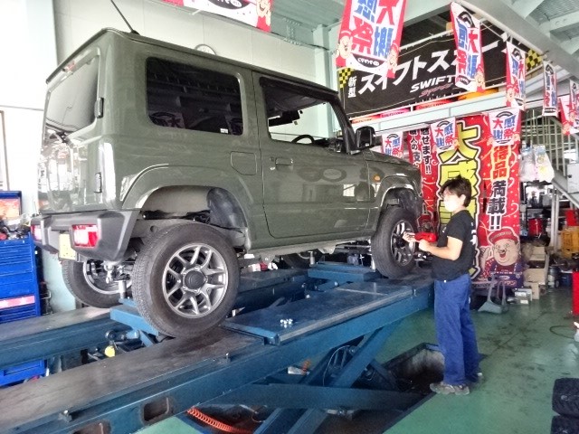 JB64ジムニーに225/75R16・ハイラックスにトノカバーの塗装・エッセ