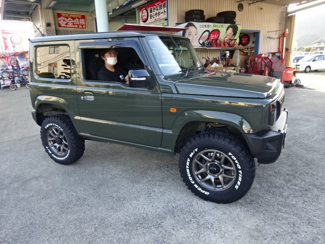 JB64ジムニーに225/75R16・ハイラックスにトノカバーの塗装・エッセ