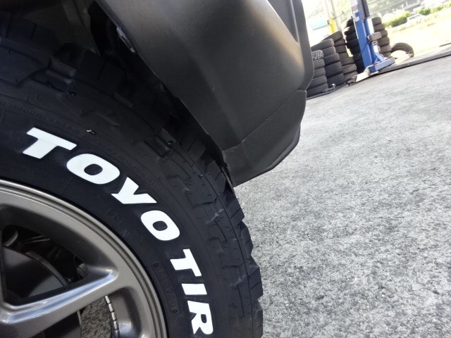 JB64ジムニーに225/75R16・ハイラックスにトノカバーの塗装・エッセ