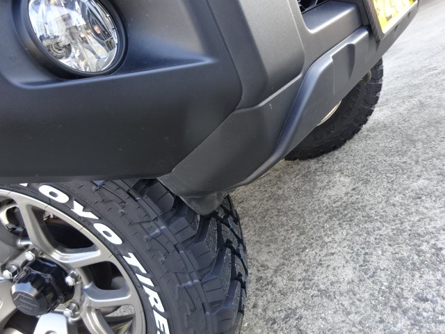 JB64ジムニーに225/75R16・ハイラックスにトノカバーの塗装・エッセ