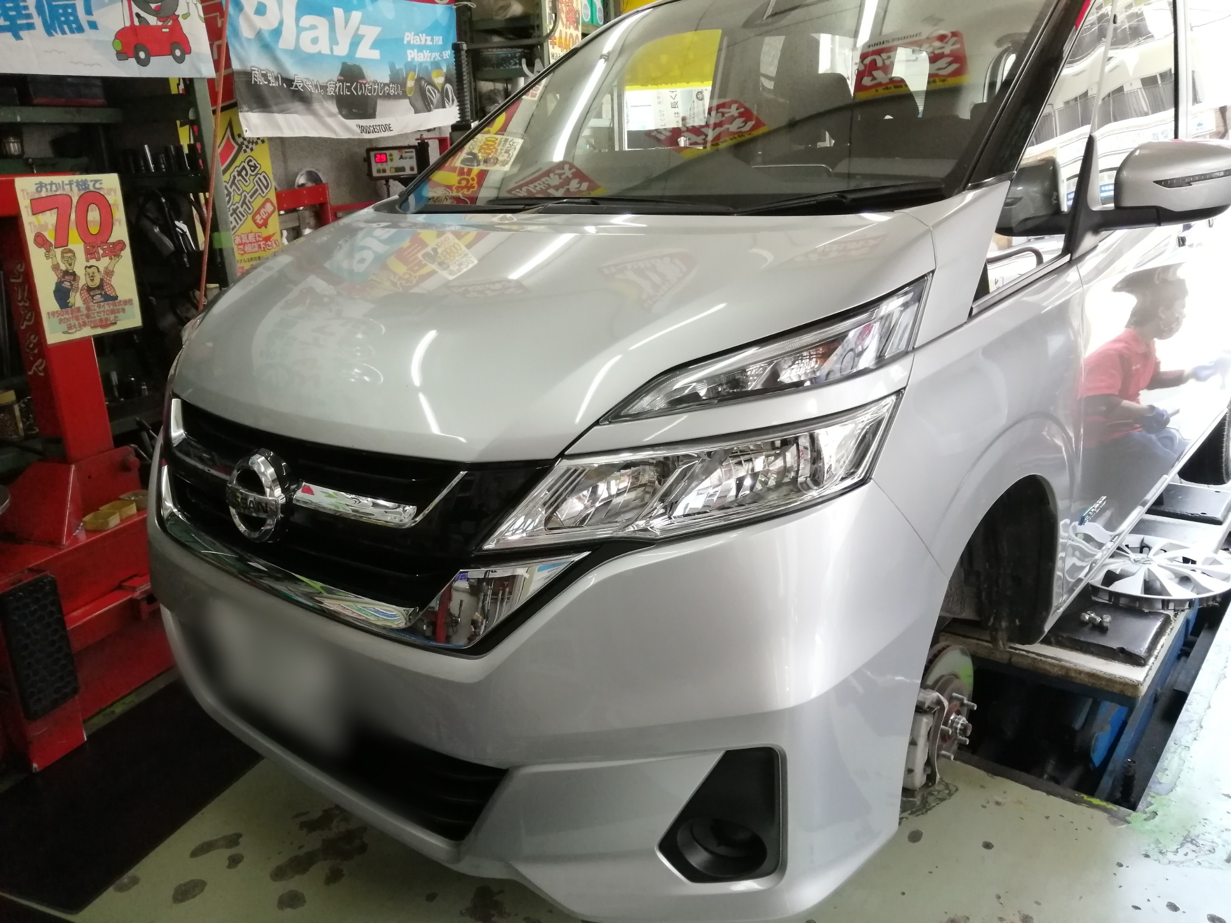 日産 セレナタイヤ交換 日産 セレナ タイヤ スタッフ日記 ミスタータイヤマン ホリエ 大阪府 和歌山県のタイヤ カー用品ショップ ブリヂストンのタイヤ専門店 ミスタータイヤマン