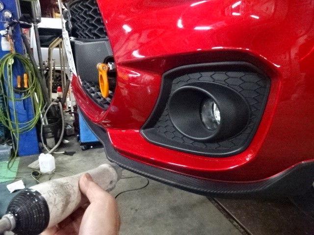 赤いZC33SスイフトスポーツにFリップ・ハイゼットバンベルト交換