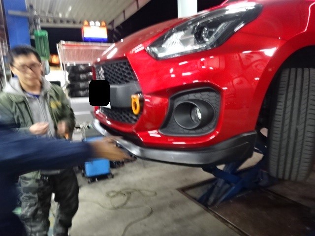 赤いZC33SスイフトスポーツにFリップ・ハイゼットバンベルト交換