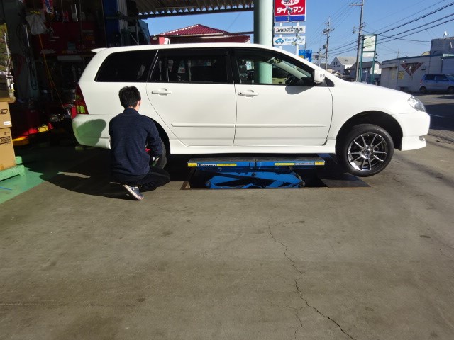 カローラフィールダーにエモーションcr2p Na6cロードスターオイル交換 ランクルプラドタイヤ交換 トヨタ カローラフィールダー ホイール タイヤ ホイール関連 乗用車用タイヤ交換 スタッフ日記 ミスタータイヤマン M Tech ブリヂストンのタイヤ専門店