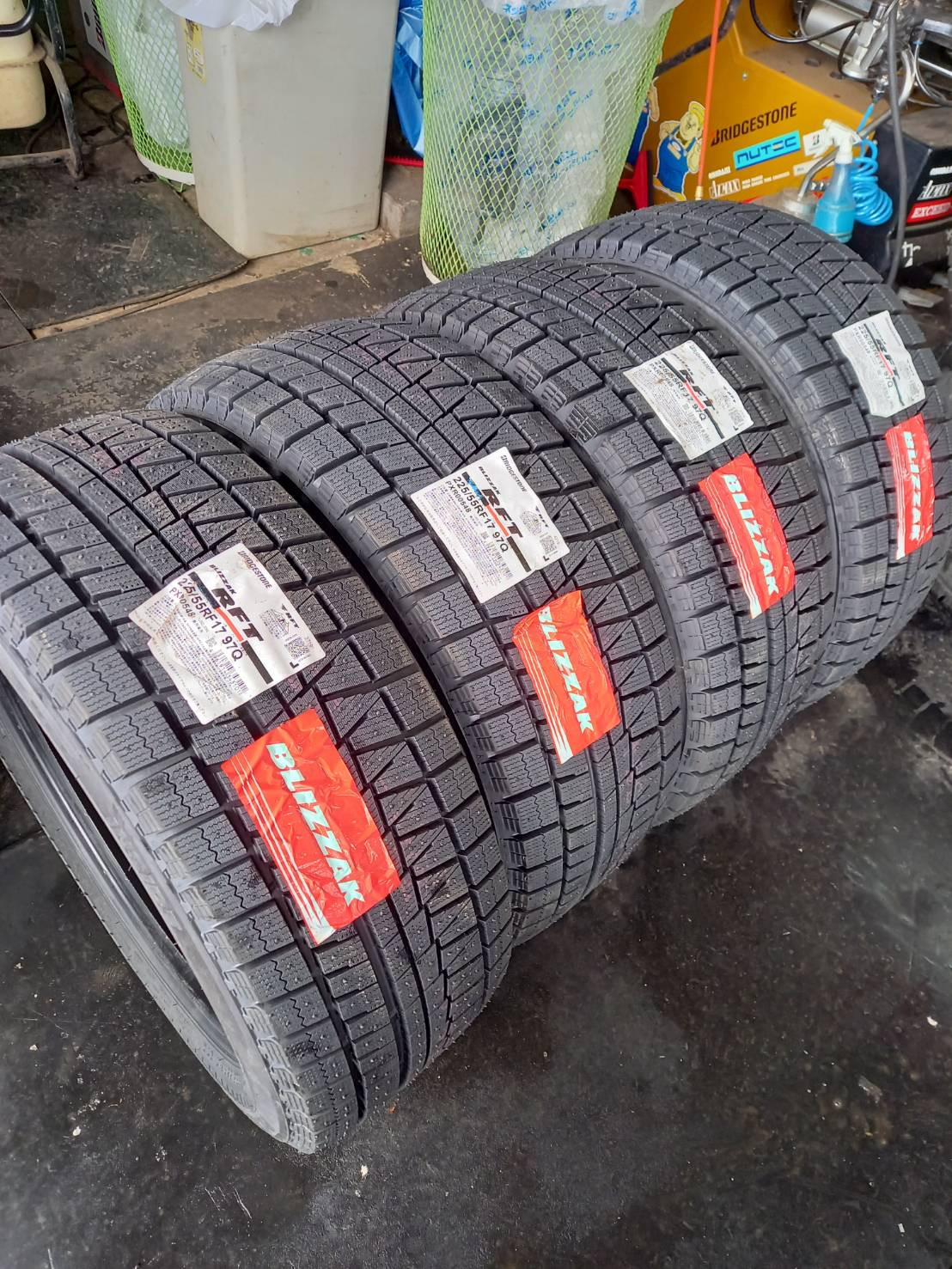 ランフラットタイヤ入れ替え作業 O スタッフ日記 ミスタータイヤマン 名寄店 北海道のタイヤ カー用品ショップ ブリヂストンのタイヤ 専門店
